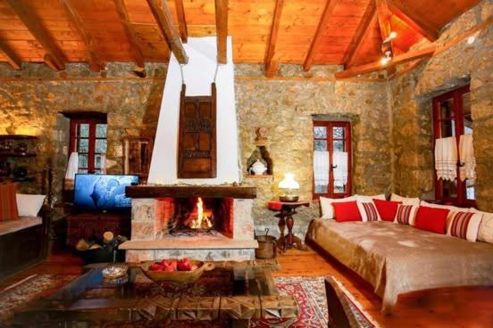 Villa Mariolata Stone House Lílaia Esterno foto